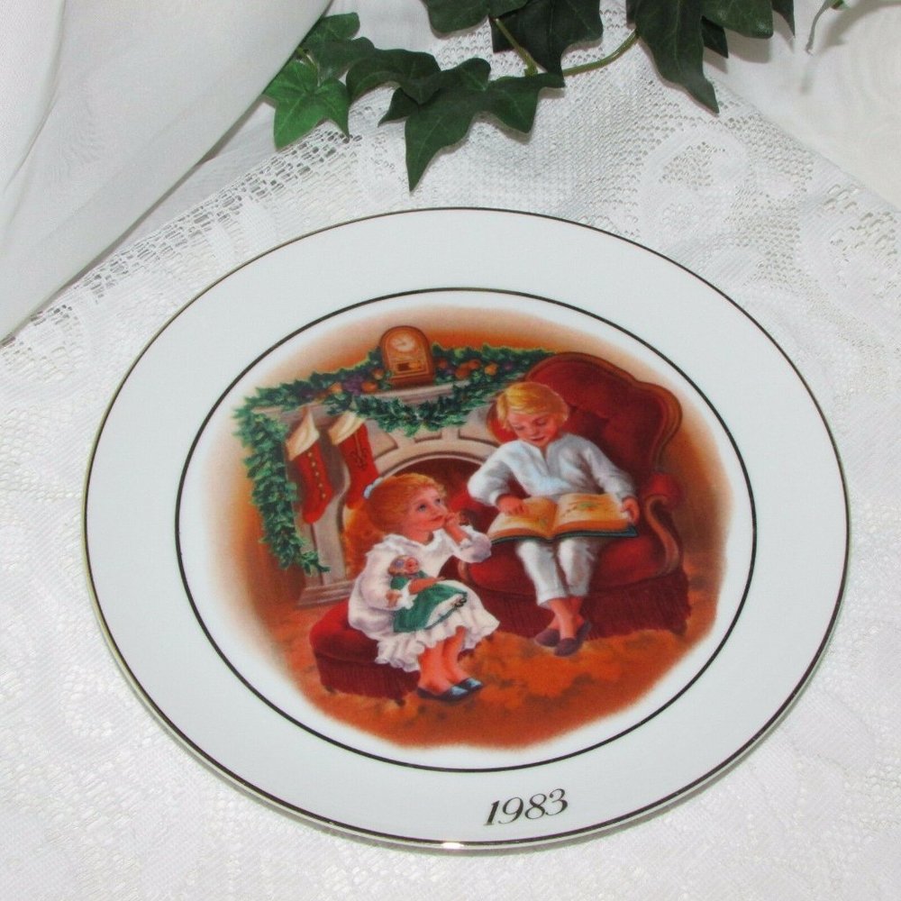 Vintage Avon Holiday Collector Plate ENJOYING THE NIGHT BEFORE CHRISTMAS 1983